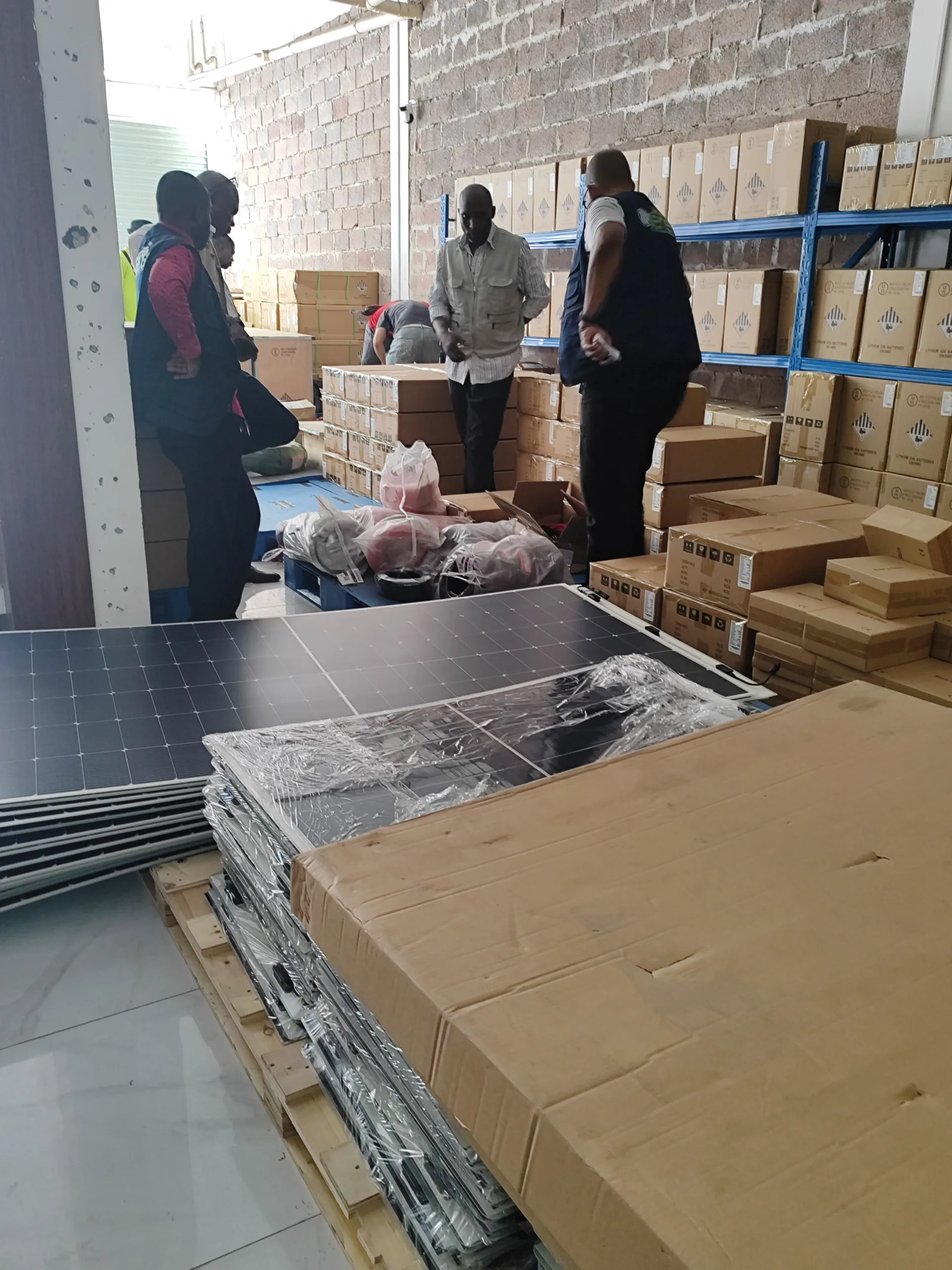 Prix LiFePO₄ Kinshasa : Stop générateur ! Visite COOLi local IMG 20260407 094422 scaled